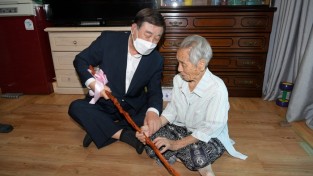 100세 장수어르신께 장수지팡이 ‘청려장’ 전달